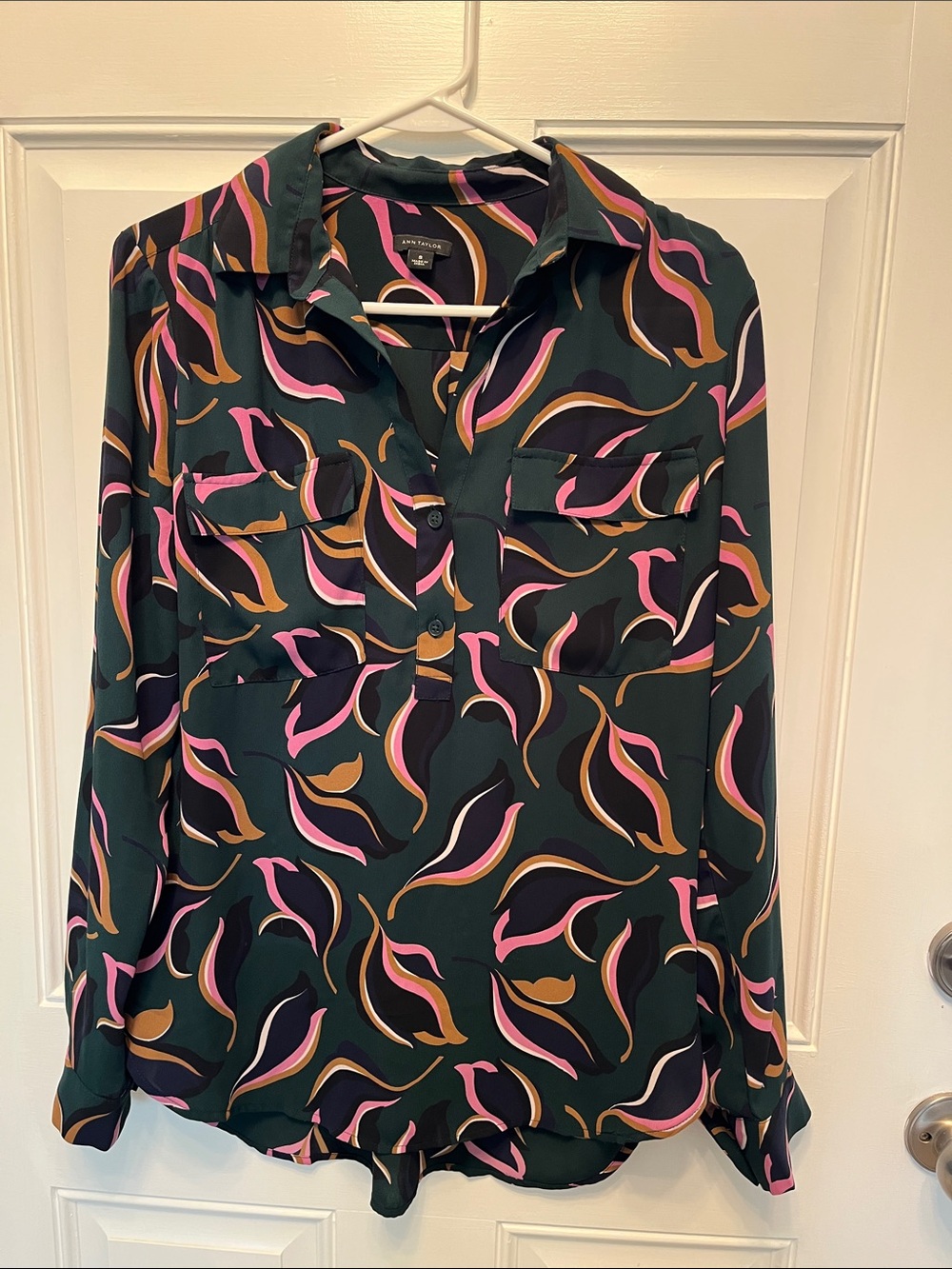 Ann Taylor Dark Green Button-Front Shirt with Pink & Brown Leaf Print